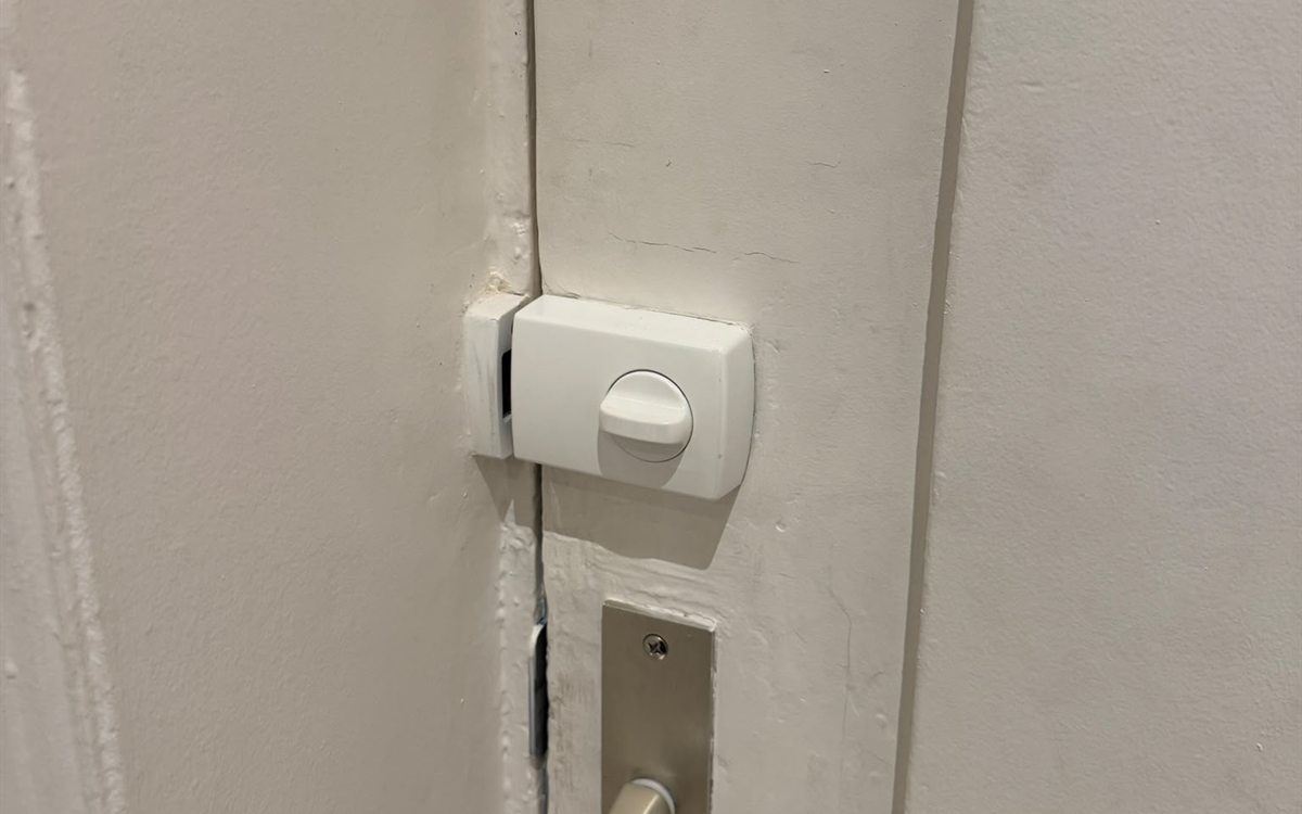 Wohnungstür mit Zusatzschloss und Schließzylinder