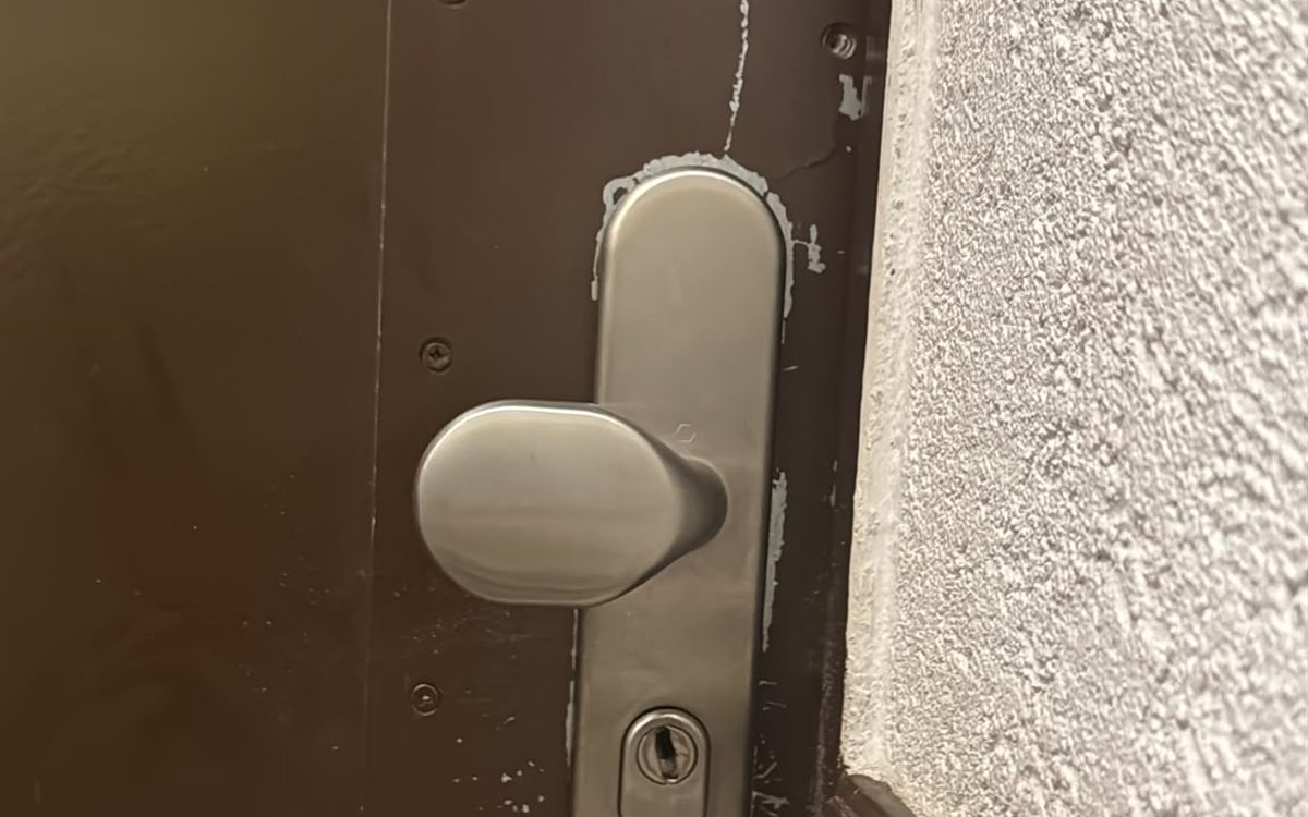 Sicherheitsbeschlag und Schließzylinder an einer Berliner Wohnungstür